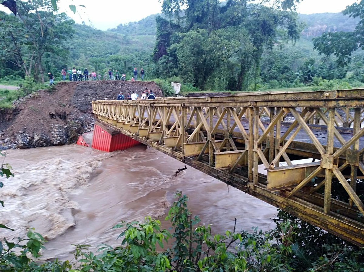 El Puente sobre el Río Zarco colapsó el sábado ante las torrenciales lluvias en EL Estor, Izabal. (Foto Prensa Libre: Dony Stewart)
