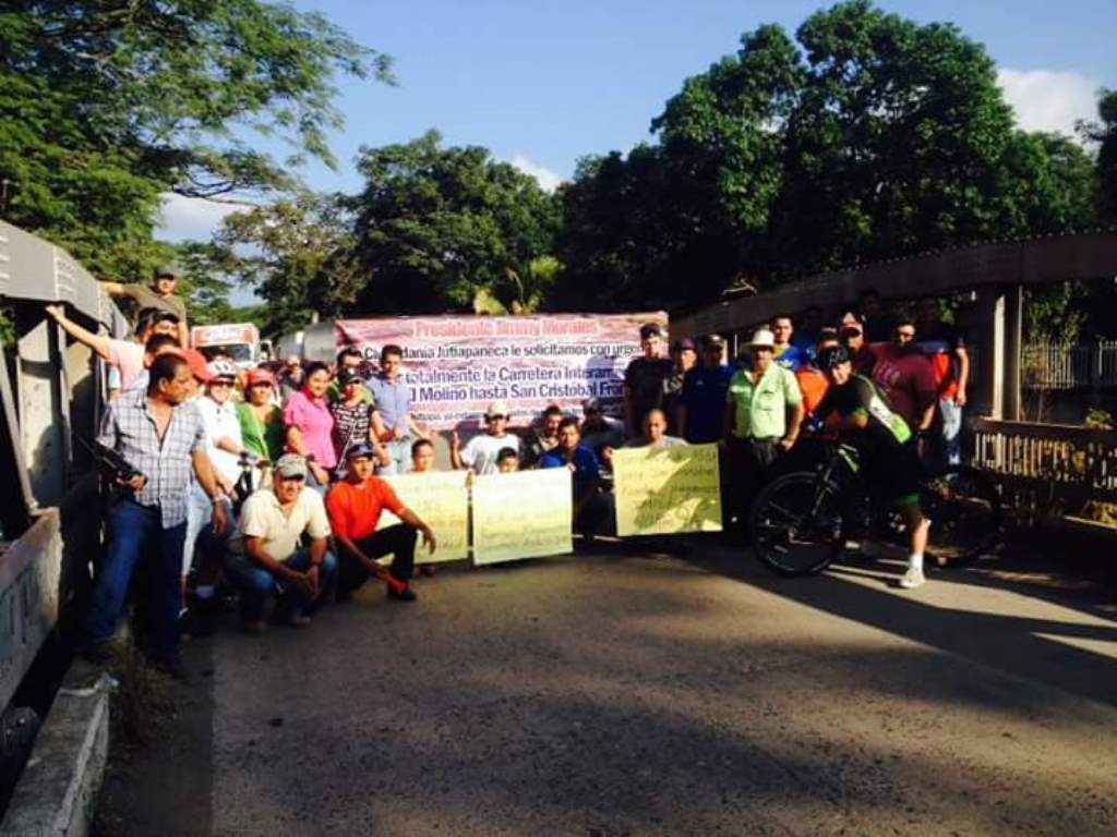Bloqueo en el km 165, en San Cristóbal Frontera. (Foto Prensa Libre: Óscar González).