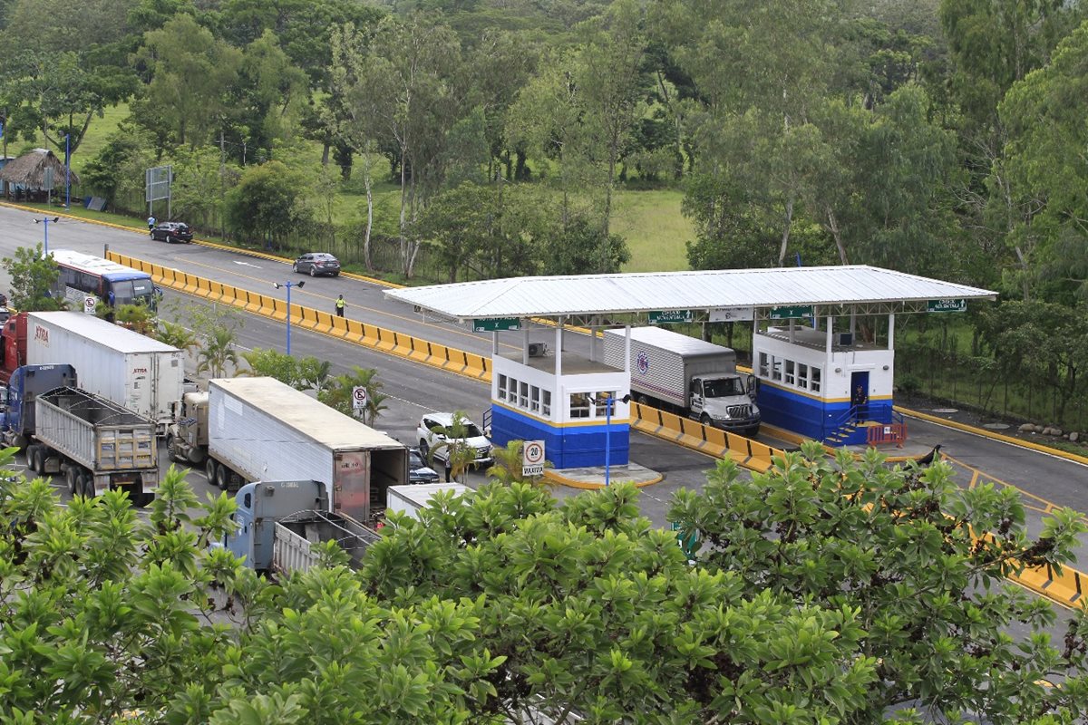 Las unidades de transportes en el Puesto Fronterizo El Corinto tardan en promedio una hora para poder ingresar a Guatemala o Honduras con mercancías. (Foto: Prensa Libre Hemeroteca)