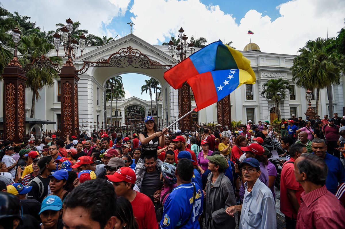 Manifestantes chavistas protesetan frente a la sede de la Asamblea Nacional de Venezuela. (Foto Prensa Libre: AP).
