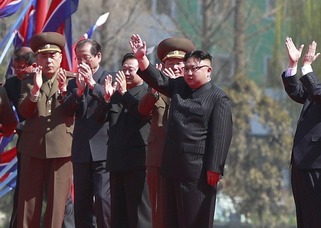 El líder norcoreano, Kim Jong-un, saluda durante la inauguración de un nuevo proyecto residencial e en Pionyang. (Foto Prensa Libre: EFE)