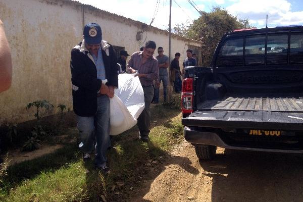 Trasladan el cuerpo de Augusto Cerna.