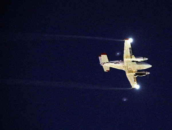 Un avión fumiga el barrio de Wynwood, de Miami contra el mosquito que transmite el zika.(Foto Prensa Libre: AFP)