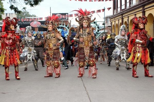 Integrantes del Convite de la Hermandad de Santa Elena de la Cruz hacen  su presentación en Santa Cruz del Quiché. (Foto Prensa Libre: Óscar  Figueroa)
