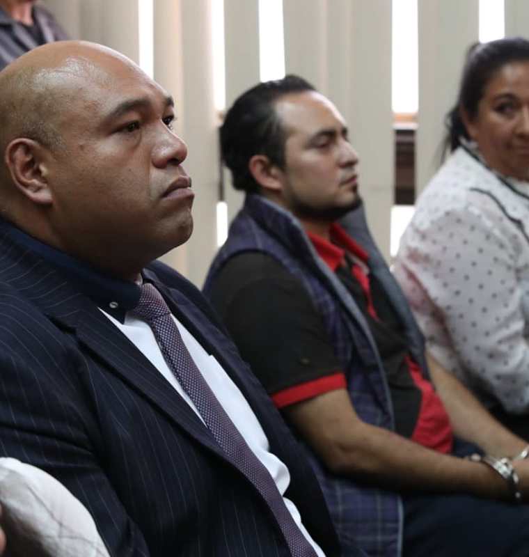 El abogado Benjamín Estrada y los trabajadores de Presidios al escuchar la sentencia. (Foto Prensa Libre: Paulo Raquec).