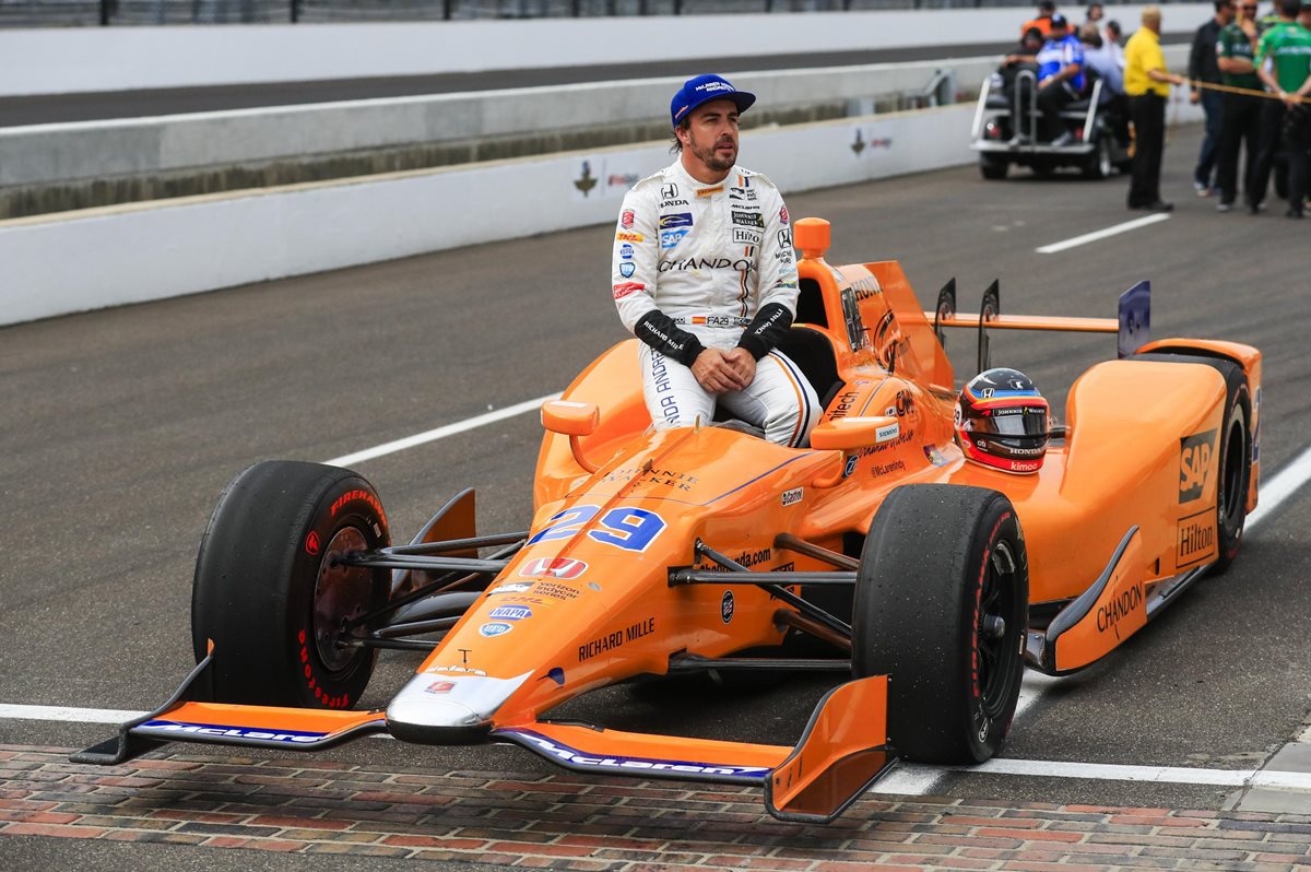 Fernando Alonso posó para los medios luego de terminar la clasificación. (Foto Prensa Libre: EFE)