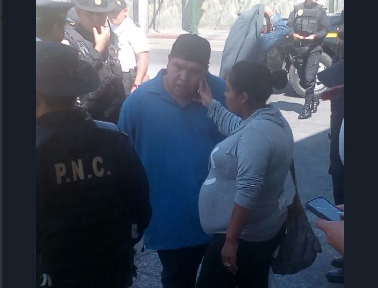 La pareja tenía una orden de captura por extorsión. (Foto Prensa Libre: PNC).