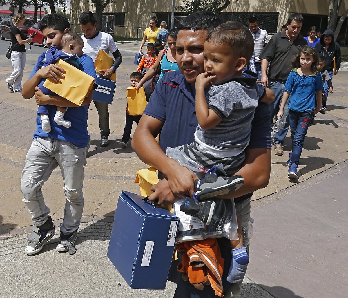 Indocumentados con sus hijos en un albergue de McAllen, Texas. (Foto Prensa Libre: EFE)