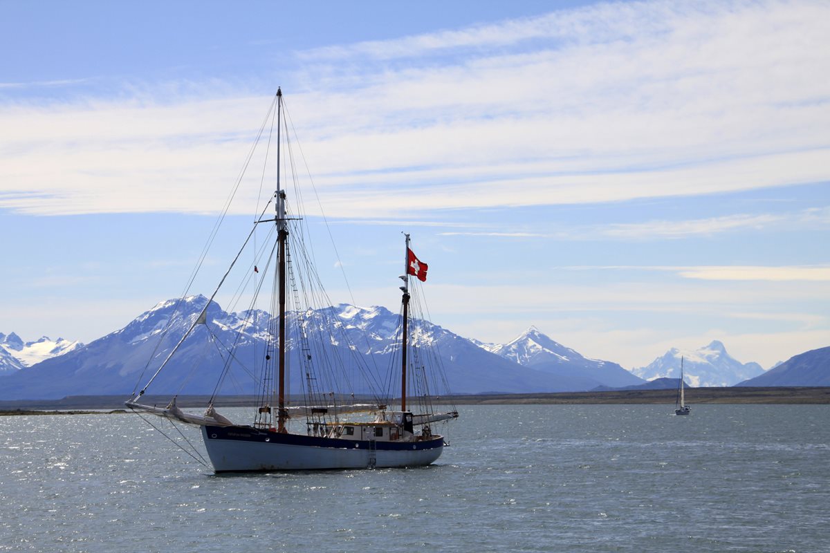 El velero suizo "Fleur de passion" navegando al sur de la costa de Chile. (Foto Prensa Libre: EFE).