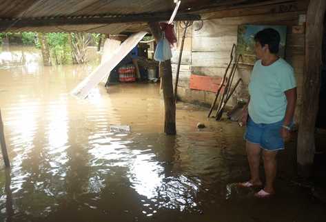 La dueña de una vivienda en Champerico, Retalhuleu,  muestra como le ha afectado la lluvia de las últimas horas. (Foto Prensa Libre: Jorge Tizol)