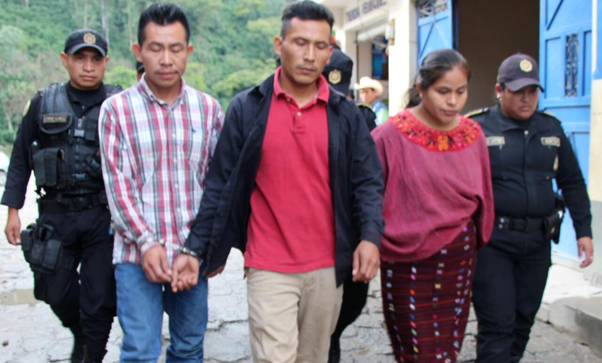 Los tres capturados son custodiados por agentes de agentes de la PNC. (Foto Prensa Libre: Mike Castillo)