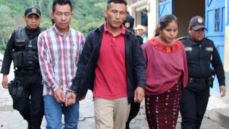 Los tres capturados son custodiados por agentes de agentes de la PNC. (Foto Prensa Libre: Mike Castillo)