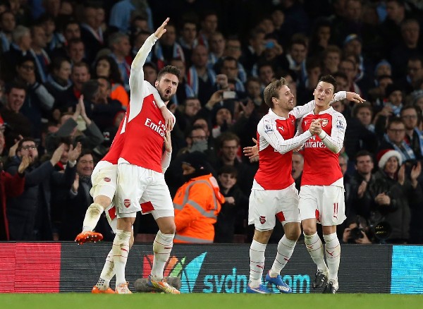 Los jugadores del Arsenal festejan un triunfo más. (Foto Prensa Libre: EFE)
