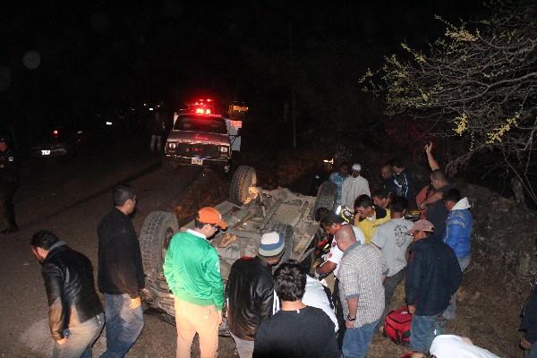 Vecinos y socorristas rescatan los cuerpos.