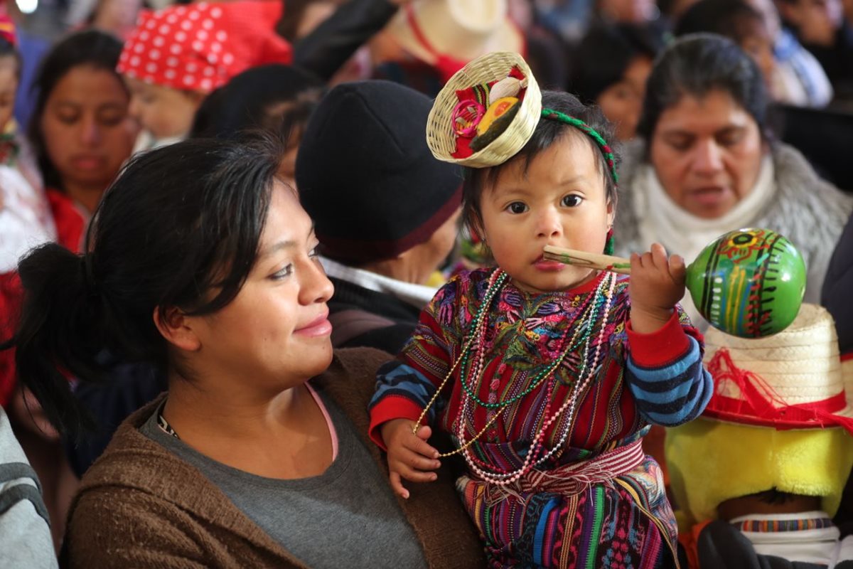 Padres de familia junto a sus hijos visitan el Santuario de Guadalupe. (Foto Prensa Libre: Érick Ávila).