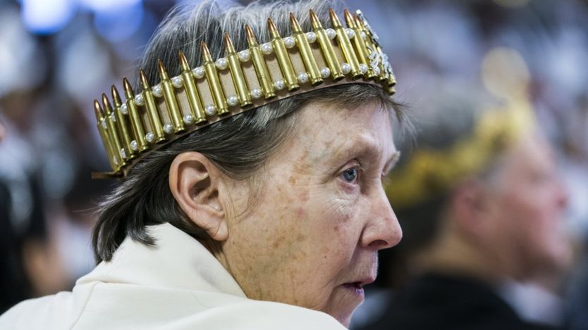 Algunos de los asistentes portaban coronas de balas en la ceremonia realizada en la zona rural de Pocono Mountains, Pensilvania. EPA