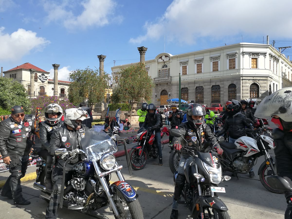 Miembros del Motoclub Chivos de Acero efectuaron una para recaudar fondos para la reconstrucción de Catedral de Los Altos. (Foto Prensa Libre: Fred Rivera)