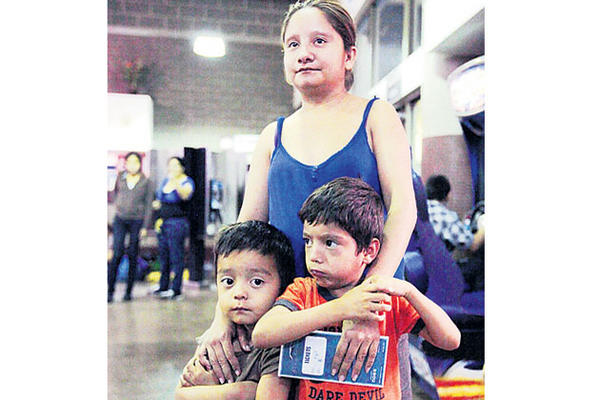 La guatemalteca Floridalma Bineda Portillo y sus hijos esperan en terminal de autobuses  para ser deportados (Foto Prensa Libre: AP).