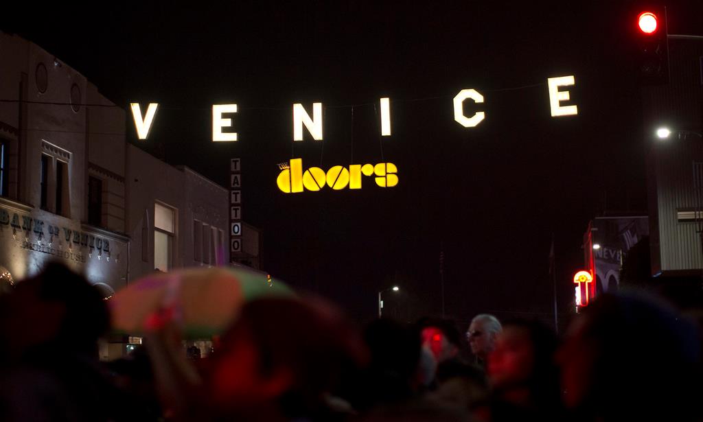 Vista de un letrero con el logotipo de la banda de rock estadounidense The Doors, durante un homenaje a la banda en Venice Beach, California. EE. UU. (Foto Prensa Libre: EFE)