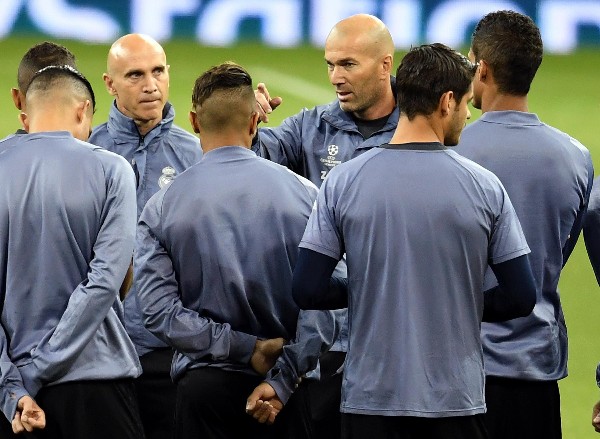 El técnico Zinedine Zidane conversa con sus jugadores en el entrenamiento en Cardiff. (Foto Prensa Libre: AFP).