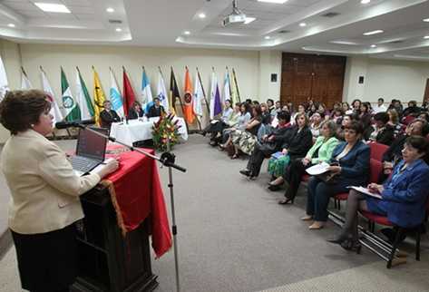Abogados exponen, durante el conversatorio, sus argumetos sobre la acción de inconsticionalidad planteada contra la Ley del Femicidio. (Foto Prensa Libre: Carlos Sebastián)