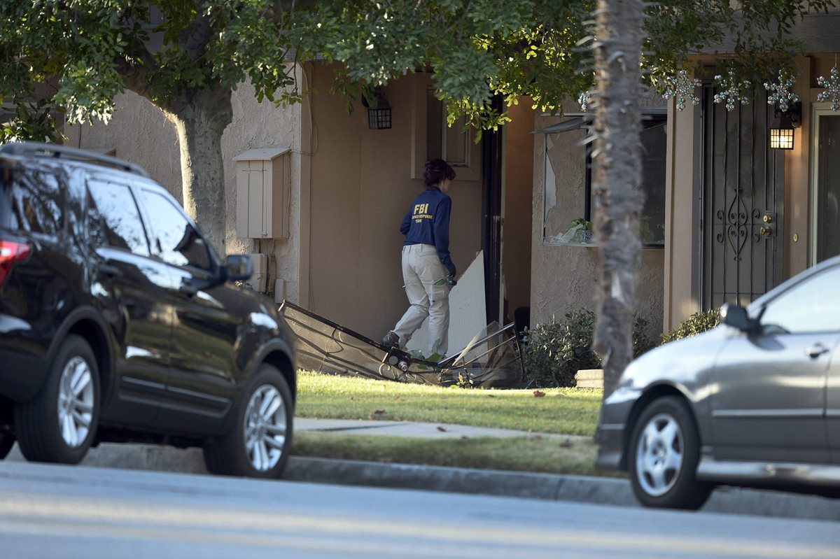 Agentes del FBI catean la vivienda de los sospechosos. (Foto Prensa Libre: EFE).