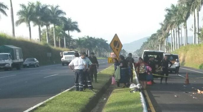 Autoridades resguardan el lugar donde ocurrió el percance en la cabecera de Escuintla. (Foto Prensa Libre: Enrique Paredes).