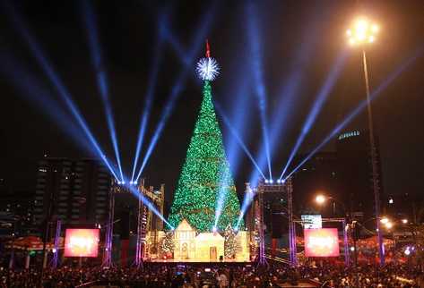Árbol Gallo que fue instalado en El  Obelisco mide 40 metros de altura y tiene 1.5 millones de luces led, como parte de los atractivos.