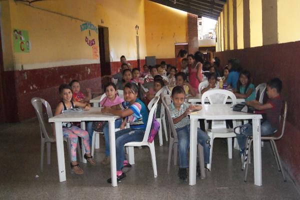 Niños esperan recibir clases. (Foto Prensa Libre: E. Paxtor)