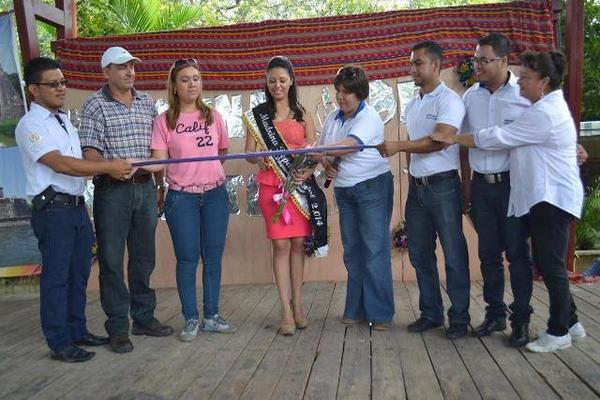 Irma Judith García, madrina de los Juegos Magisteriales, corta la cinta inaugural del evento, en Sanarate. La acompañan autoridades de Educación.  (Foto Prensa Libre: Hugo Oliva) 