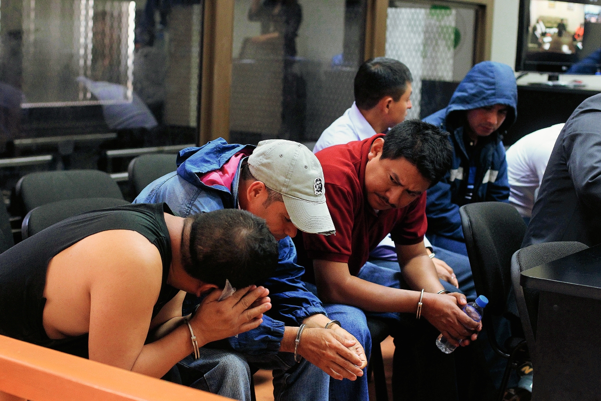 Juzgado B de Mayor Riesgo envió a prisión preventiva a 18 elementos de la Policía Nacional Civil, señalados por supuestamente haber ejecutad de manera extrajudicial a tres pobladores de la aldea Semochoc, Chisec, Alta Verapaz. (Foto Prensa Libre: Hemeroteca)