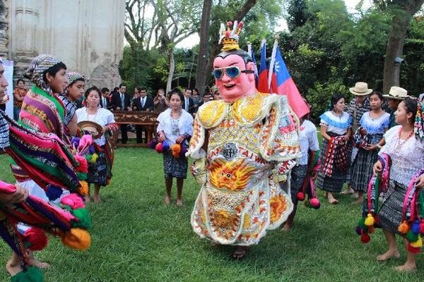 baile taiwanés, durante el intercambio cultural entre jóvenes indígenas.