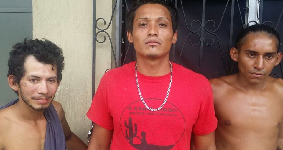 Tres presuntos asaltantes son llevados a una subestación de la PNC en Escuintla. (Foto Prensa Libre: PNC)