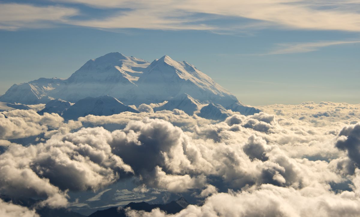<em>Famosa por sus paisajes majestuosos, la montaña tiene glaciares y su cumbre está cubierta de nieve todo el año. (Foto Prensa Libre: AP).</em>