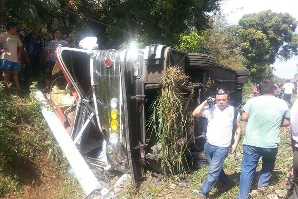 El autobús extraurbano placas P 913BKR volcó en el km 195, aldea El Xab, El Asintal, Retalhuleu. (Foto Prensa Libre: Rolando Miranda)
