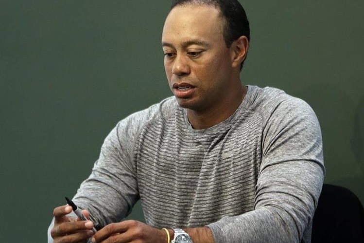 El golfista estadounidense, Tiger Woods, admitió que recibe ayuda para manejar sus medicamentos. (Foto Prensa Libre: AP)