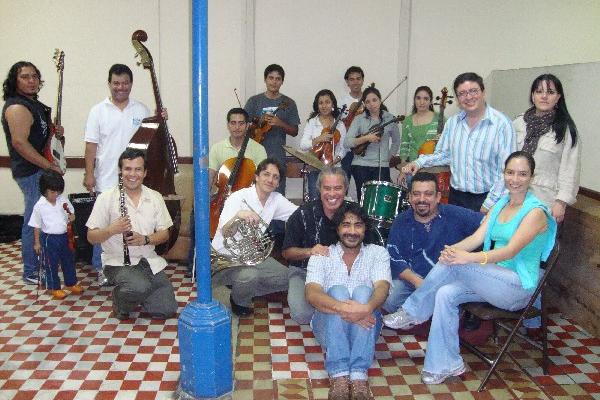 Orquesta sinfónica de Roberto Estrada y cantantes guatemaltecos de trova.