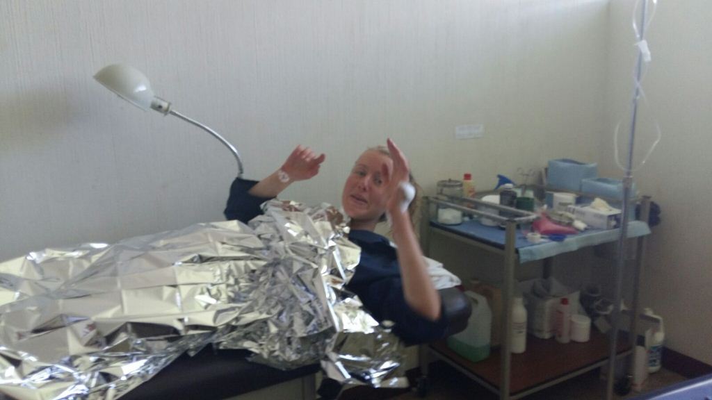 La turista alemana permanece en la clínica de la brigada militar de Cuyotenango, Suchitepéquez. (Foto Prensa Libre: Rolando Miranda)