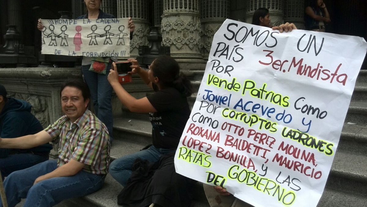 Un grupo de personas protesta en las gradas del Palacio Nacional de la Cultura, exige la aprobación de las reformas electorales y la renuncia de Otto Pérez Molina. (Foto Prensa Libre: Erick Ávila)