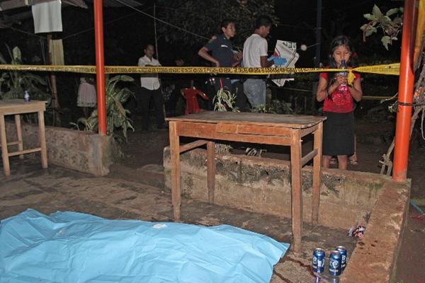 Adrián Emilio Pérez Vásquez murió baleado en el interior de una venta de licor. (Foto Prensa Libre: Alexander Coyoy).
