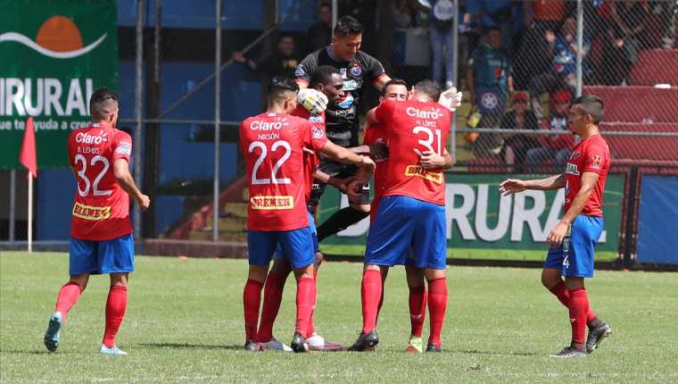 Marco Pablo Pappa recibe la felicitación de sus compañeros de equipo después de anotar el segundo gol de Municipal en la victoria 2-0 contra Siquinalá. (Foto Prensa Libre: Jorge Ovalle)