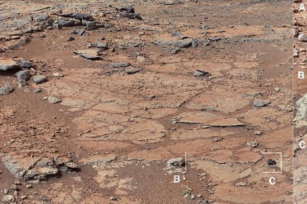 Imagen captada por Curiosity y proporcionada por la NASA muestra rocas en la superficie marciana. (Foto Prensa Libre: AP)<br _mce_bogus="1"/>