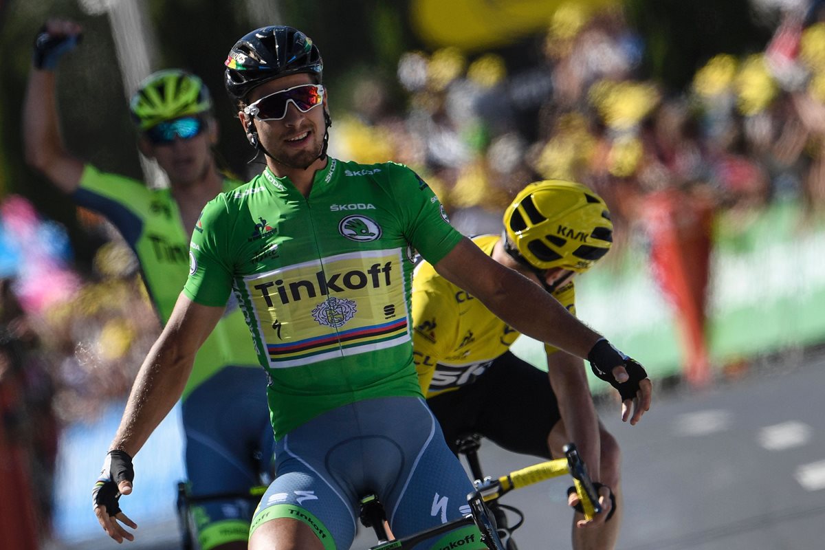 El eslovaco Peter Sagan celebra al cruzar la línea de meta en la etapa 16 del Tour de Francia. (Foto Prensa Libre: AFP)