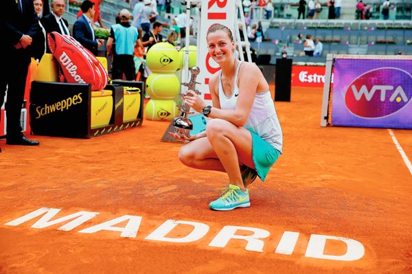 La tenista checa Petra Kvitova con el trofeo que la acredita vencedora del torneo de tenis de Madrid. (Foto Prensa Libre: EFE)