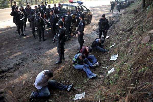 Las fuerzas de seguridad capturan a cuatro sospechosos en Alta Verapaz durante el estado de Sitio. (Foto Prensa Libre: AFP)<br _mce_bogus="1"/>