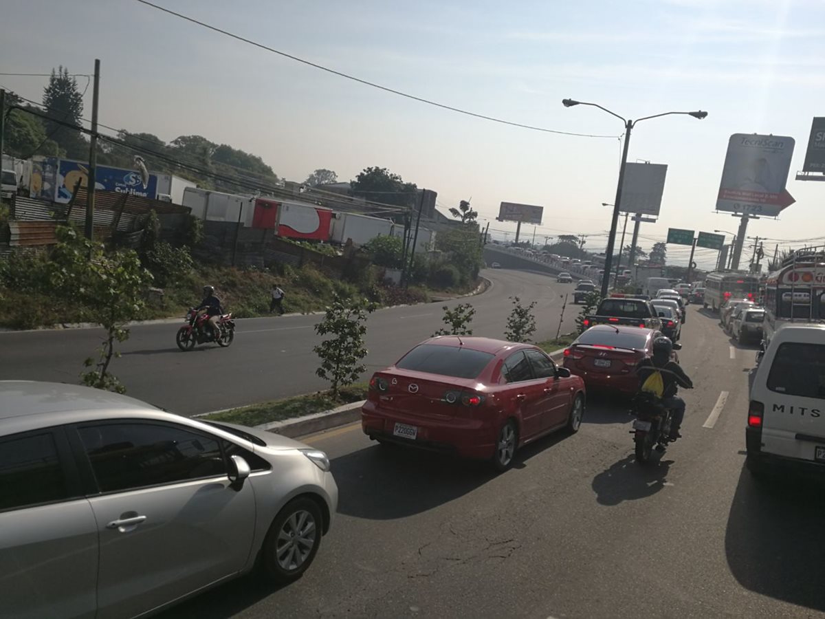 Filas de vehículos causadas por accidente en bulevar Liberación llegan hasta la ruta Interamericana. (Foto Prensa Libre: Estuardo Paredes)