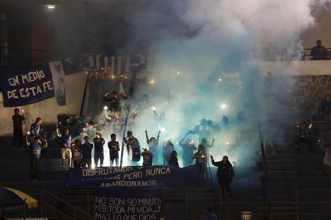 Los aficionados cobaneros llegaron motivados al estadio Verapaz y disfrutaron del triunfo. (Foto Prensa Libre: Eduardo Sam Chun)