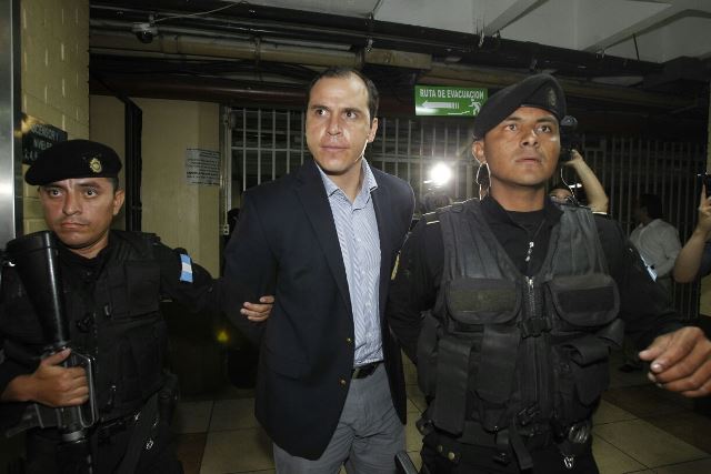 El exministro de Cultura y Deportes, Dwight Pezzarossi, fue capturado por su vinculación a red de corrupción en el Estado. (Foto Prensa Libre: Paulo Raquec)