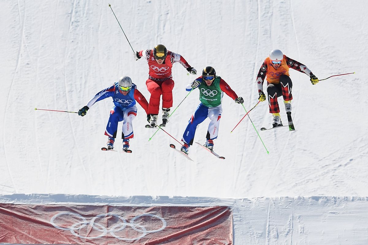 David Duncan (anaranjado) durante su competencia en los cuartos de final de Ski Cross. (Foto Prensa Libre: AFP)