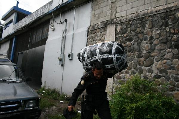 Policía traslada lo incautado.